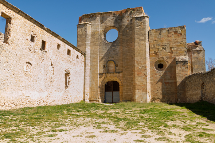 Fachada occidental de la iglesia del monasterio de Monsalud